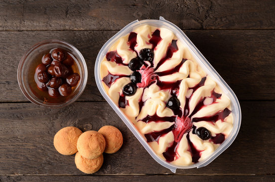 Pan with black cherry ice cream