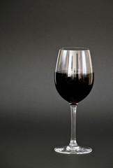 il bicchiere di vino rosso ,su sfondo nero