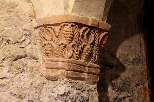 Cripta della basilica di San Pietro al Monte; Civate. Capitello in stucco