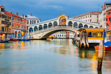 Rialtobrug in de schemering in Venetië, Italië