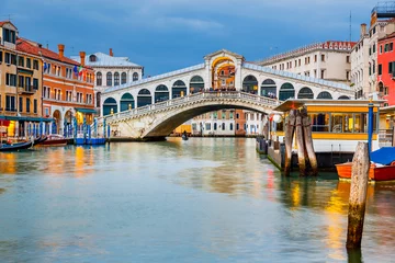 Fototapete Rialtobrücke Rialtobrücke in der Abenddämmerung in Venedig, Italien