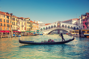 Gondel bij de Rialtobrug in Venetië, Italië