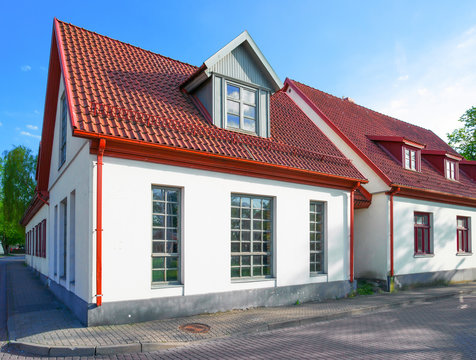 54 Farmhouse Exterior Ideas With Metal Roof Red door house, Exterior paint color