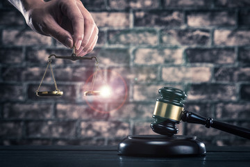 裁判官のハンマーと天秤