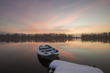 łódka w zimowej scenerii,pomost i łódź pokryta śniegiem