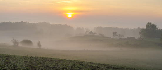 piękny,mglisty jesienny poranek nad łąka i wieżą myśliwską © Mike Mareen