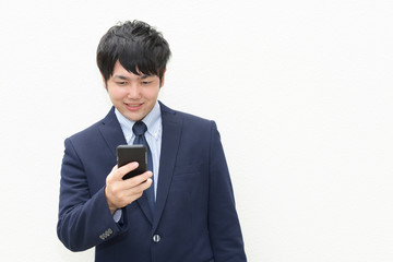 スマートフォンを持つ男性
