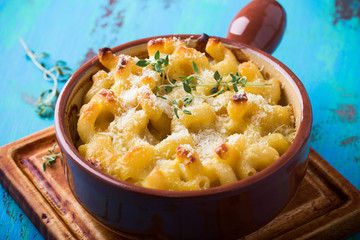 Baked macaroni and cheese - 112273877