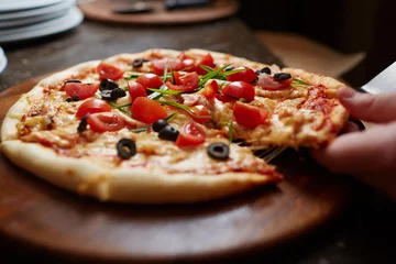 Selbstklebende Fototapete Pizzeria Pizzastück nehmen