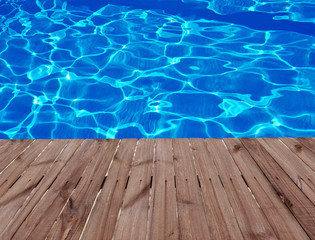Obraz premium Old wooden floor and blue water in swimming pool
