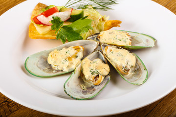 Baked mussels in cream sauce
