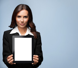 Fototapeta premium Businesswoman showing blank tablet pc, on grey