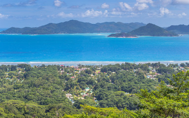 Fototapeta na wymiar panorama du village de la Réunion, la Digue, Seychelles