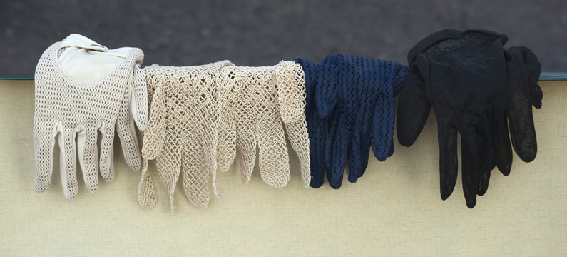 Verschiedene alte Damenhandschuhe von 1900 
Several old ladies gloves from 1900