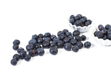Arándanos sobre fondo blanco aislado. Vista superior. Copy space