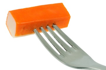 Bâtonnet de surimi piqué sur une fourchette