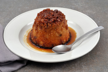 Gâteau de riz au caramel dans une assiette