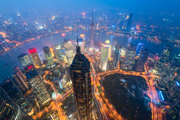 Naklejka premium Podwyższony widok na dzielnicę Lujiazui w Szanghaju. Lujiazui została opracowana specjalnie jako nowa dzielnica finansowa Szanghaju.