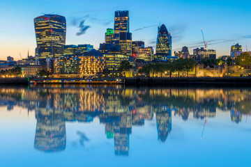 Fototapeta na wymiar Stunning London cityscape after sunset with its reflection from river Thames