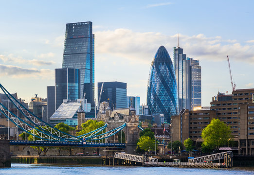 Fototapeta Stunning London cityscape with Tower Bridge during the daytime