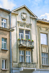Fototapeta na wymiar facade of the old house with a balcony on the city street