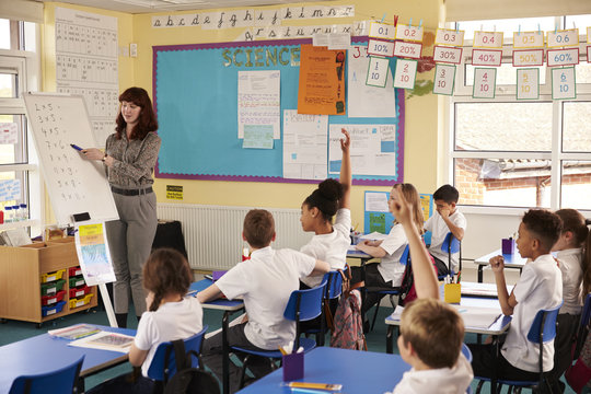 Primary school teacher using a flip chart in a lesson