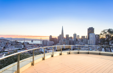 Obraz premium empty floor with cityscape and skyline of san francisco in sunny