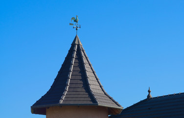 Modernes Helmdach mit achteckigem Grundriss und dunkler Ziegeleindeckung

Modern helm roof with...