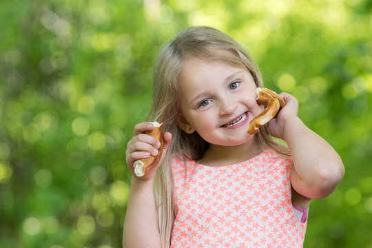 Kleines M&auml;dchen beim Essen macht Faxen