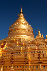 Naklejka premium Shwezigon Pagoda in Bagan, Myanmar (former Burma) at sunrise.