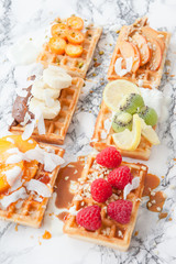 Obraz premium Waffeln mit bunten Fruechten