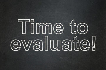 Obraz premium Pojęcie czasu: czas na ocenę! na tle tablicy