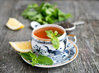 Black tea with a lemon and mint
