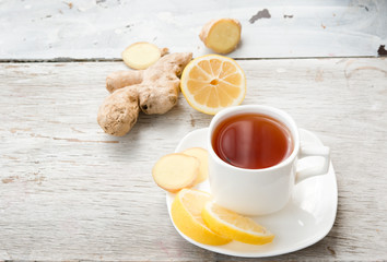 Black tea with ginger, a lemon and mint
