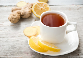 Black tea with ginger, a lemon and mint
