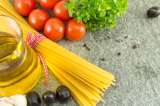 Uncooked spaghetti with vegetables and olive oild