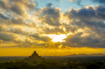 Naklejka premium Scenic sunrise above Bagan in early morning, Myanmar. Bagan is an ancient city with thousands of historic buddhist temples and stupas.