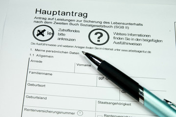 Antrag auf Arbeitslosenunterstützung und ein Kugelschreiber