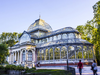 Fototapeta na wymiar Palacio de cristal en el Parque del Retiro de Madrid, España.