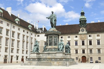 Fototapeta na wymiar Hofburg Amalientrakt Kaiser Franz 1 Denkmal