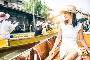 Fototapeta premium Woan at floating market in Bangkok