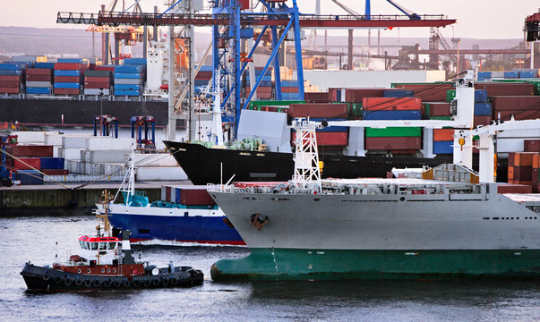 Schiffsverkehr im Hamburger hafen