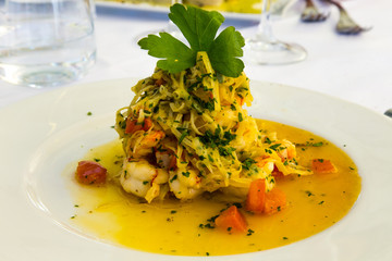 Flambè di gamberi imperiali con porri e pomodorini