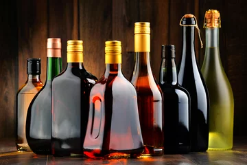 Crédence de cuisine en verre imprimé Bar Bouteilles de boissons alcoolisées assorties