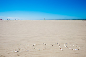 2016 mit Muscheln in den Sand geschrieben