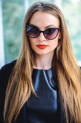 Fashion portrait stylish pretty woman in sunglasses outdoor