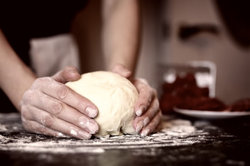 pizza prepare dough hand topping