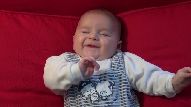 Bambino Neonato ride ed &egrave; felice. Nascita gioia felicit&agrave; e famiglia.