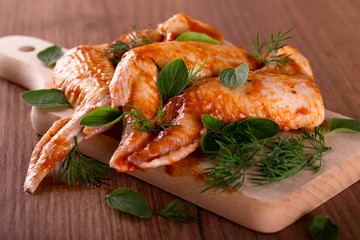 Three marinated chicken wings with herbs