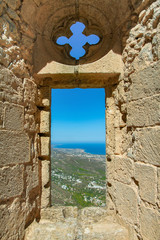 Naklejki  Widok na miasto przez okno starożytnej fortecy, Cypr